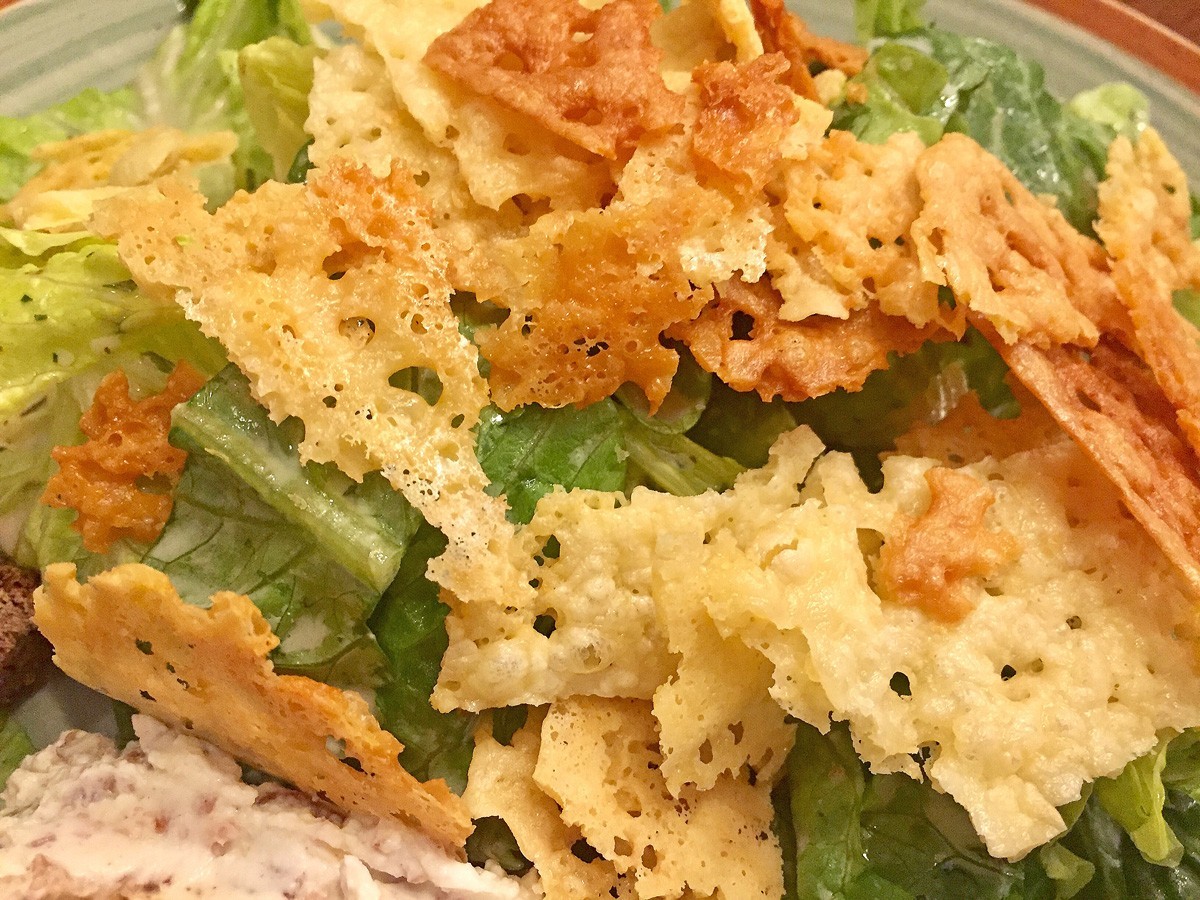 Salat mit Käsechips und Frischkäseaufstrich