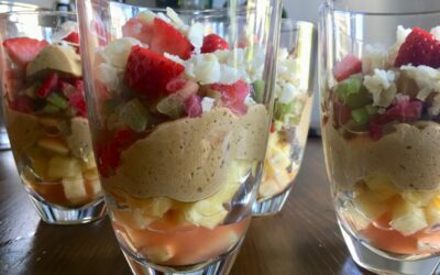 Kaffeecreme mit Erdbeeren und Ananas