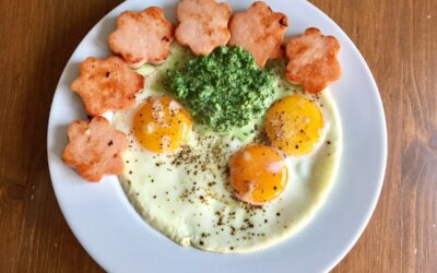 Leberkäse mit Spinat und Spiegeleier
