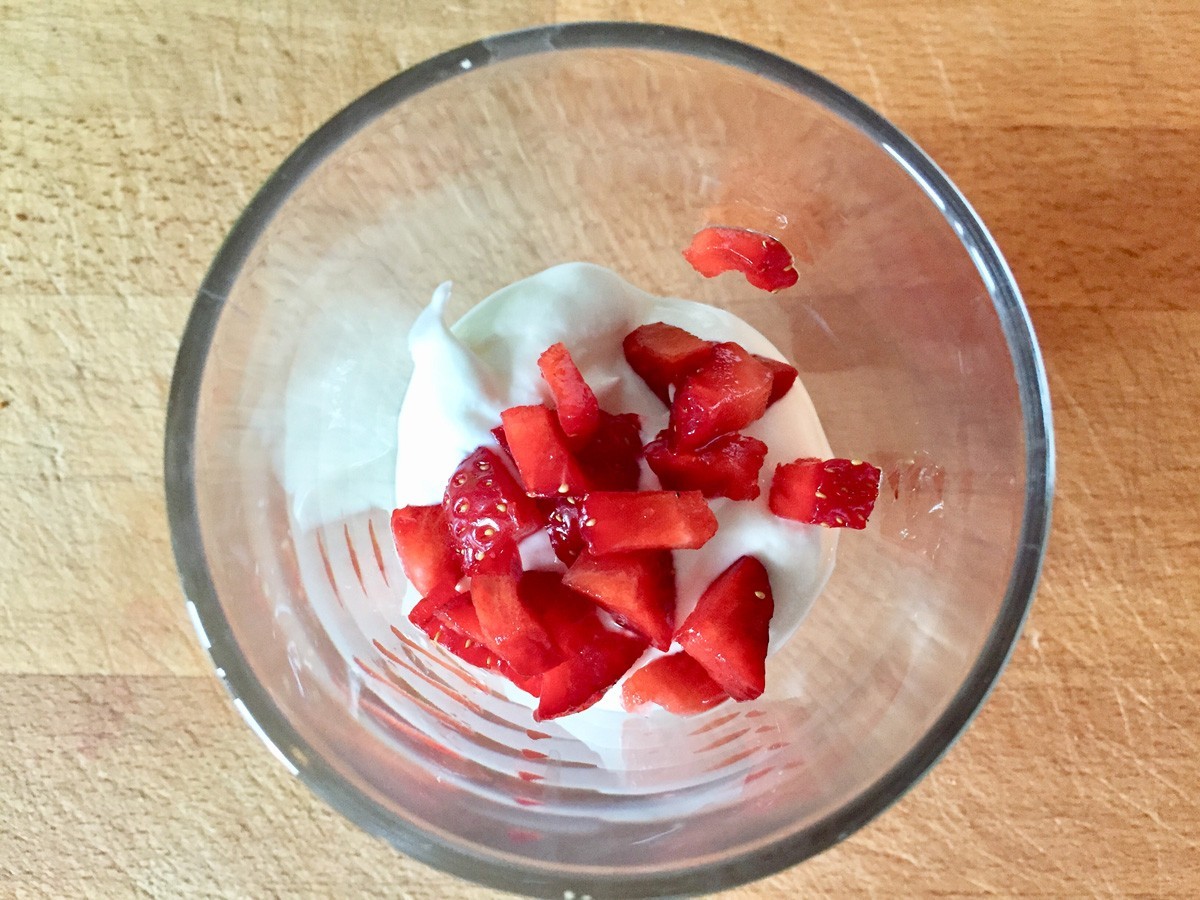 Schnelles Erdbeerdessert mit Mandelcrunch