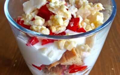 Schnelles Erdbeerdessert mit Mandelcrunch