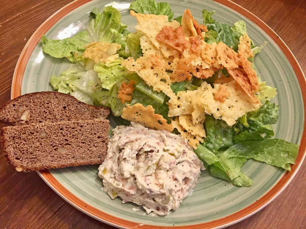Salat mit Käsechips und Frischkäseaufstrich