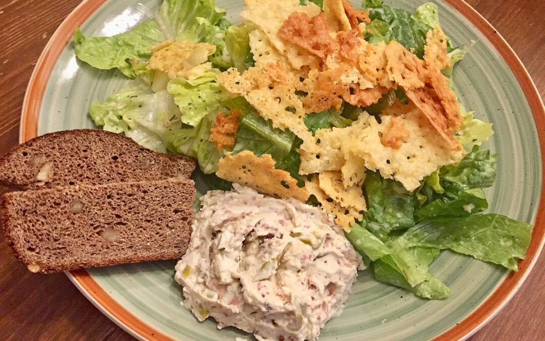 Salat mit Käsechips und Frischkäseaufstrich