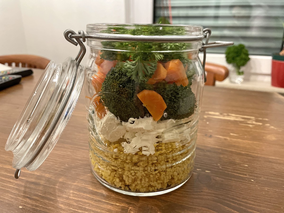 Gemüse im Glas auf Kichererbsen-Couscous